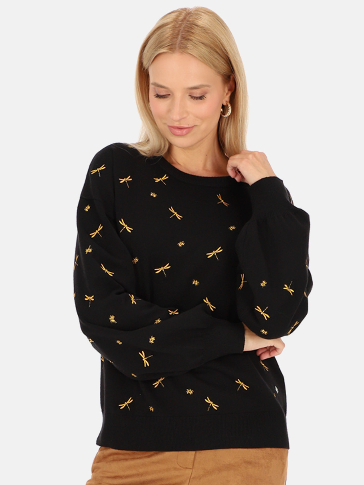 Stylizacje z czarnym swetrem