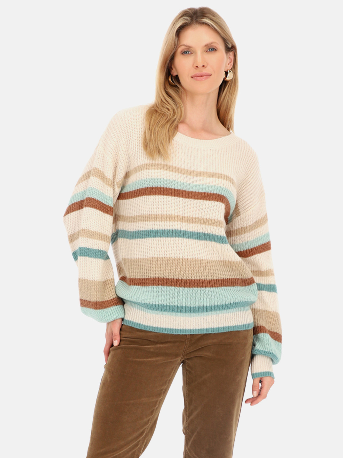 Wygodne zestawy na zimowy wyjazd w g&oacute;ry - beżowy sweter