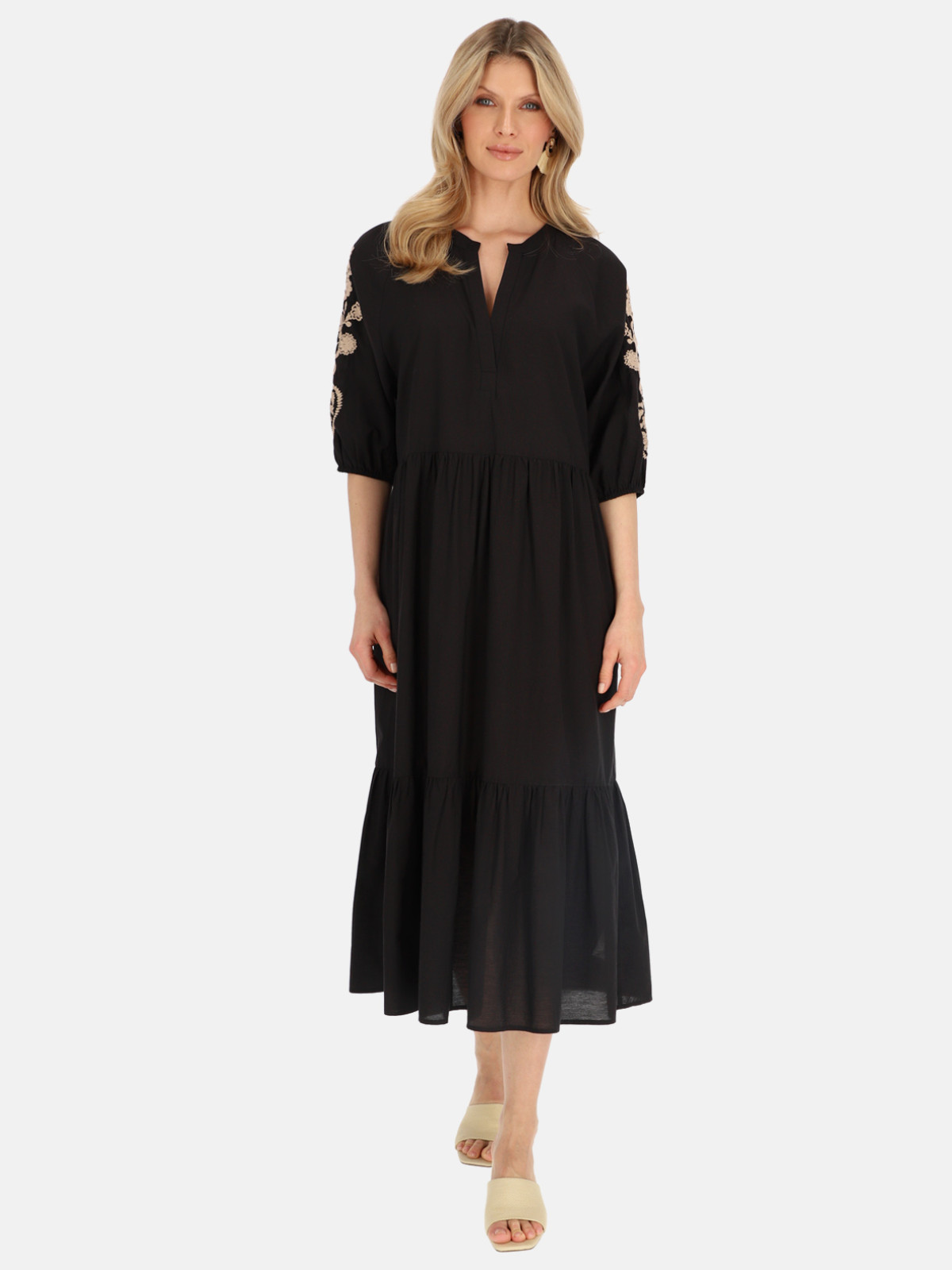 Jaka sukienka dla kobiety po sześćdziesiątce? Czarna z haftowanymi rękawami