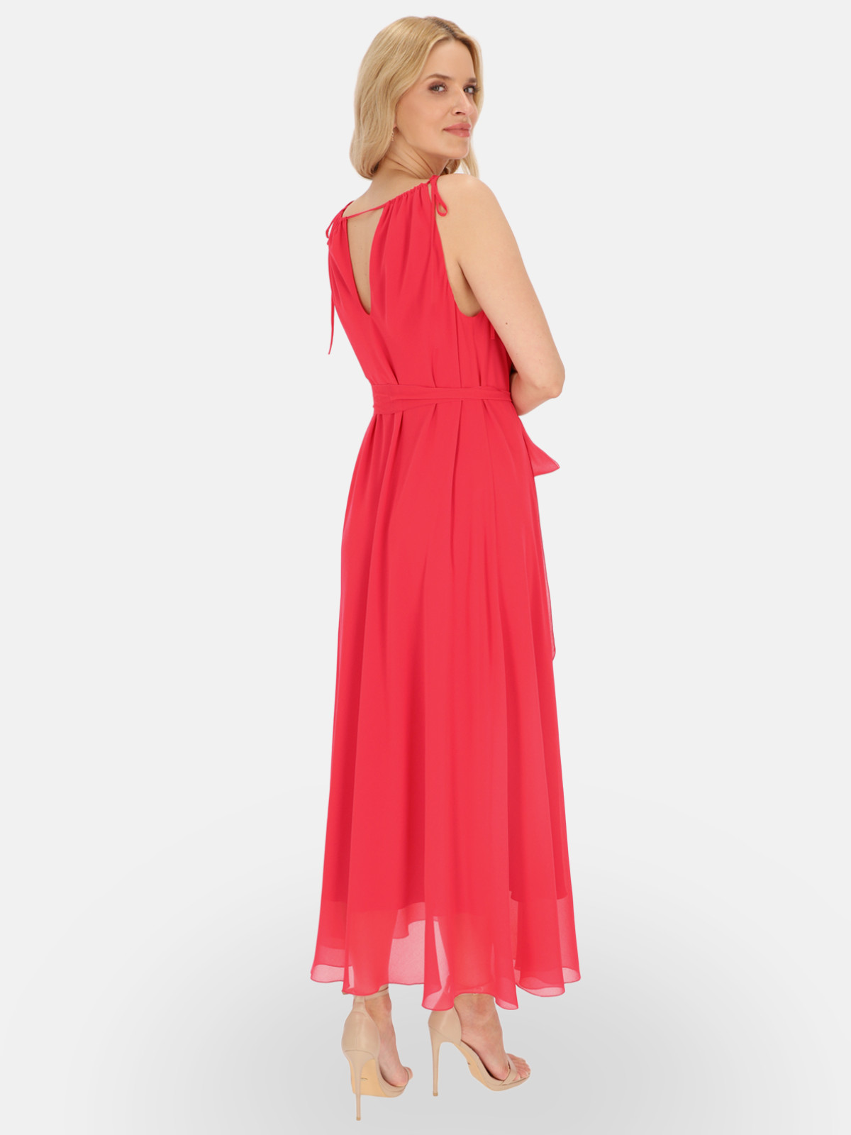 Jaka sukienka na wesele w lipcu? Długa różowa sukienka z szarfą