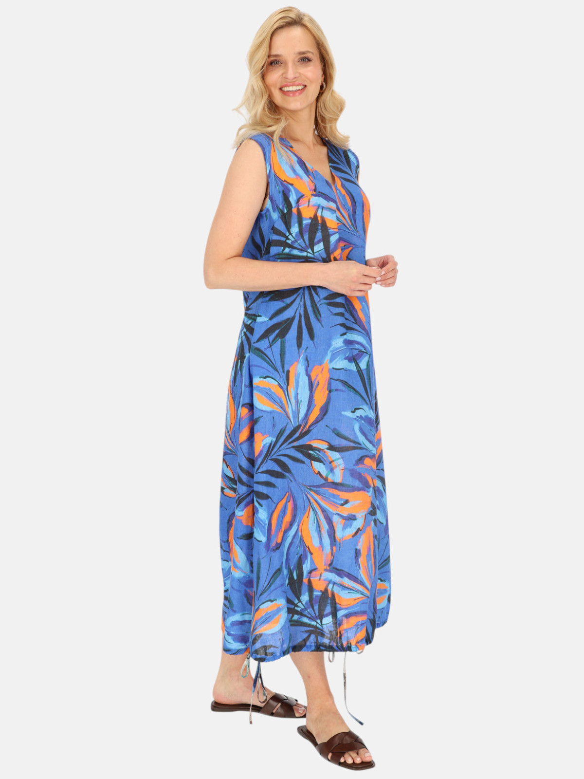 Zwiewne stylizacje na lato - niebieska lniana sukienka w liście