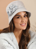  Szary kapelusz z ozdobą w kształcie kwiatów L'AF Pons