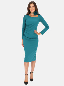 Morska dopasowana sukienka midi z asymetrycznym dekoltem L'AF Uno