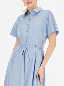 Błękitna koszulowa sukienka z paskiem Potis & Verso Alen