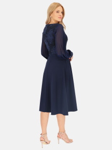 Granatowa koronkowa sukienka z plisowanymi rękawami L'AF Maggi