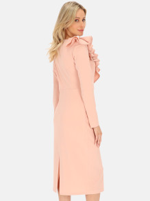 Pudrowa dopasowana sukienka koktajlowa z falbanką L'AF Kim