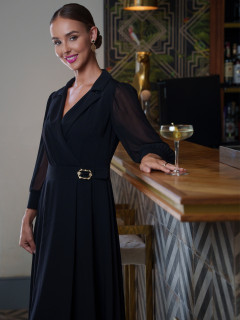  Czarna sukienka z kopertowym dekoltem i zwiewnymi rękawami Potis & Verso Afina