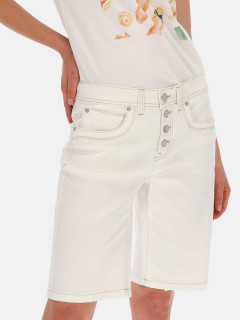  Spodenki zapinane są na szereg guzików Red Button Lulu