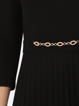 Czarna sukienka z plisowanym dołemi ozdobą w pasie L'AF Celine