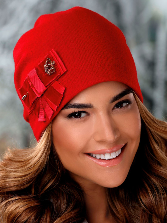  Czerwona czapka z kokardą i broszką L'AF Komes