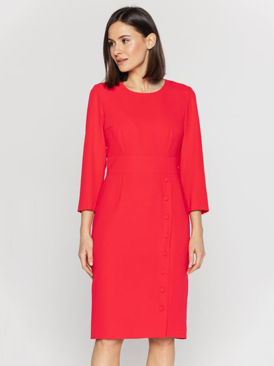  Czerwona sukienka ozdobiona guzikami Bialcom
