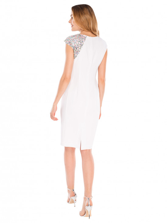  Biała sukienka z cekinowym zdobieniem L’AF Maggi