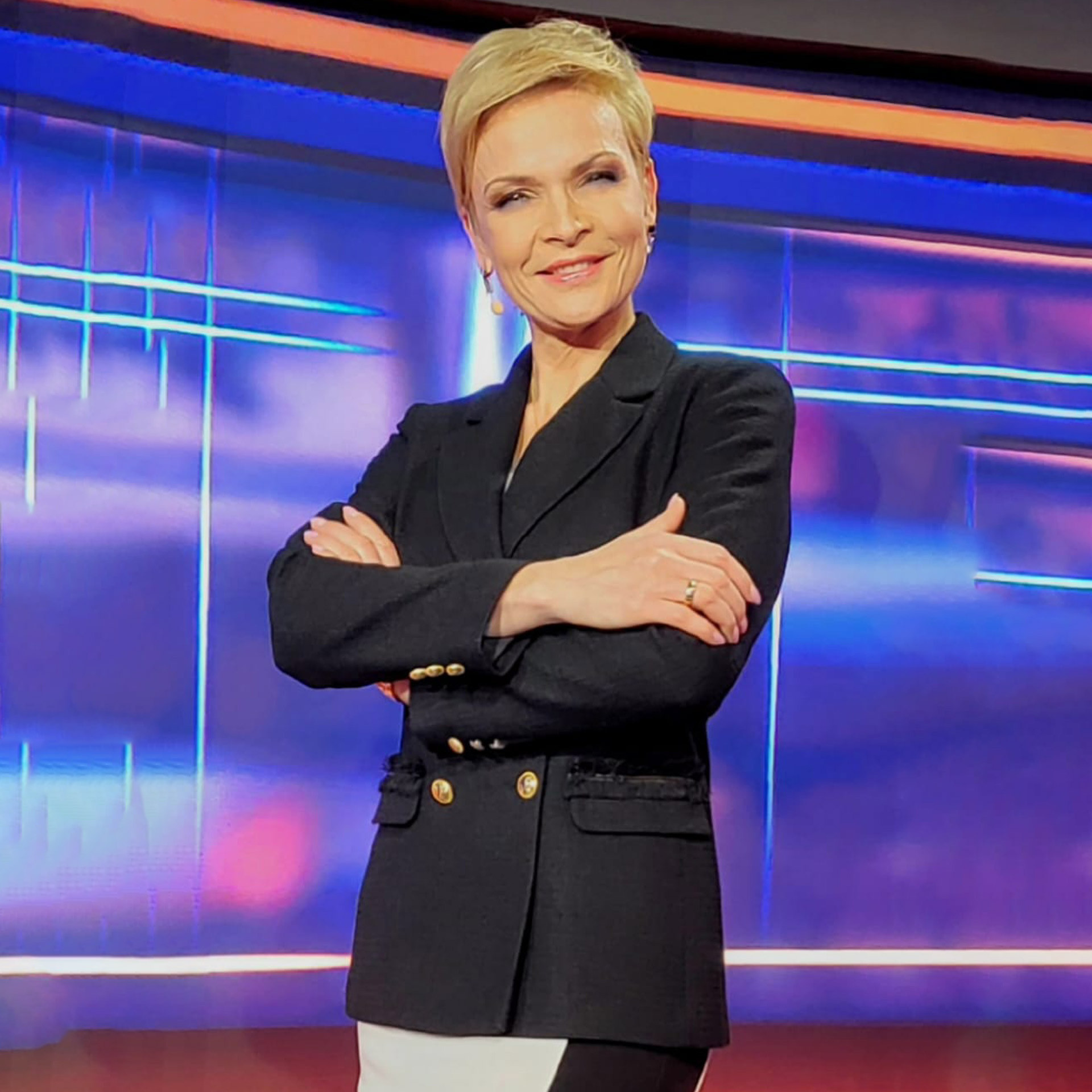 Czarna marynarka dwurzędowa ze złotymi guzikami i ozdobnymi kieszeniami L'AF Dakota