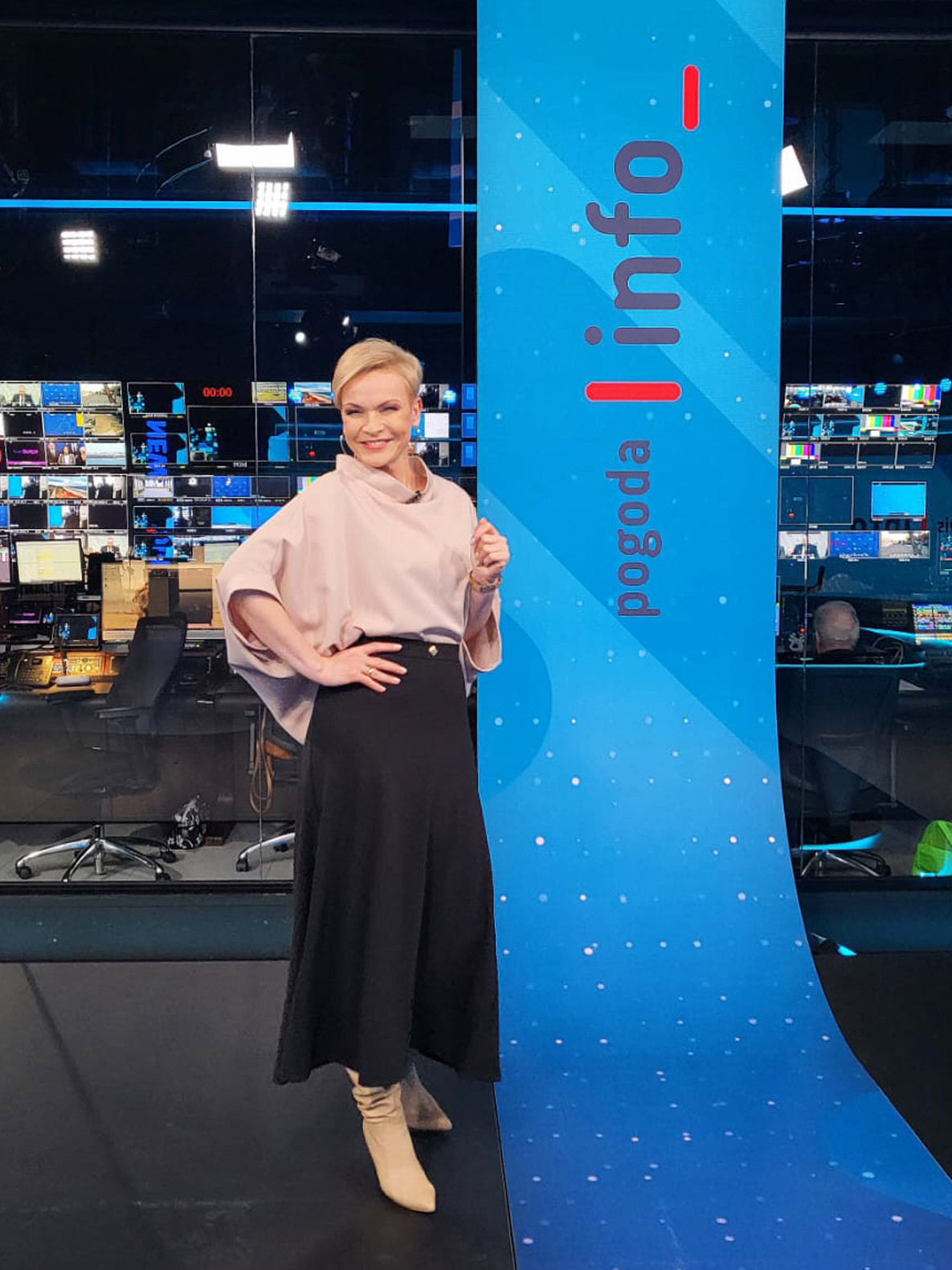 Aleksandra Kostka w czarnej sp&oacute;dnice L'AF Uno